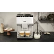 Kép 4/7 - Siemens  TP515R02 Automata kávéfőző EQ500 , 15 bar , tejbevezetés külső tartályból , AromaIntense , intuitív coffeeSelect Display ,  kerámia őrlőmű  , fehér/ezüst