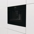 Kép 2/6 - Hisense CM4340DBG BEÉPÍTHETŐ AUTOMATA KÁVÉFŐZŐ - automatikus capucciono készítő funkcióval - tejkannával, LCD kijelző, érintőgombos vezérlés,   15 bar nyomás, örlés erősség állítás, 1,8 literes víztartály, teafőzés opció, 200 grammos babtartály, világítás