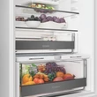 Kép 5/7 - Whirlpool WHK2 5294 B6E Beépíthető kombinált hűtő 270L (194/76l ), C , Elektronikus vezérlés WIFI+BLE támogatás, Adaptív hűtés akár 20%-os energiamegtakarítással,  csúszópántos zsanér (sliding), inverter kompresszor, 10 év kompresszor garanciával, 177,5x5